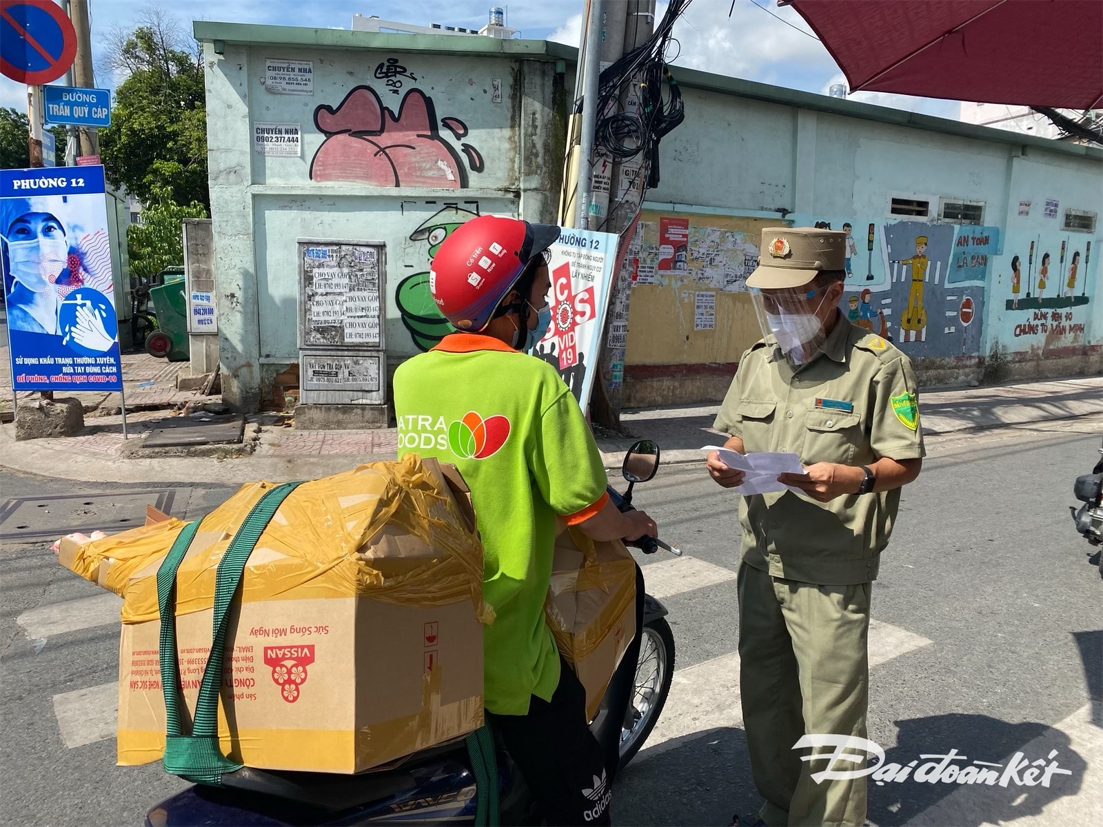 Các chốt kiểm soát làm việc rất nghiêm túc và kiểm soát gắt gao người dân ra vào địa bàn phường