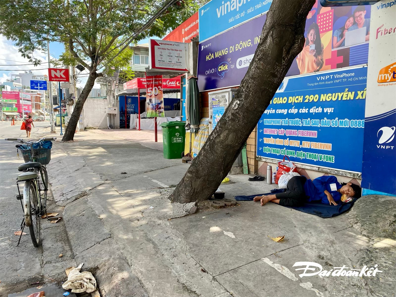 Còn đây là hình ảnh một phụ nữ trẻ tuổi nằm nghỉ ngay bên vỉa hè đường Nguyễn Xí (quận Bình Thạnh), nhìn hình ảnh khiến chúng tôi không khỏi xót xa.