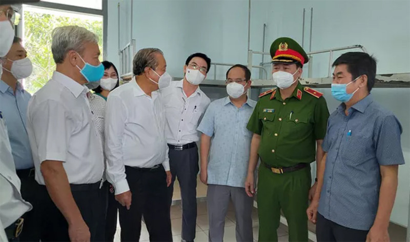 Phó thủ tướng thường trực Trương Hòa Bình kiểm tra cơ sở vật chất tại vệnh viện dã chiến số 3 điều trị Covid-19. 