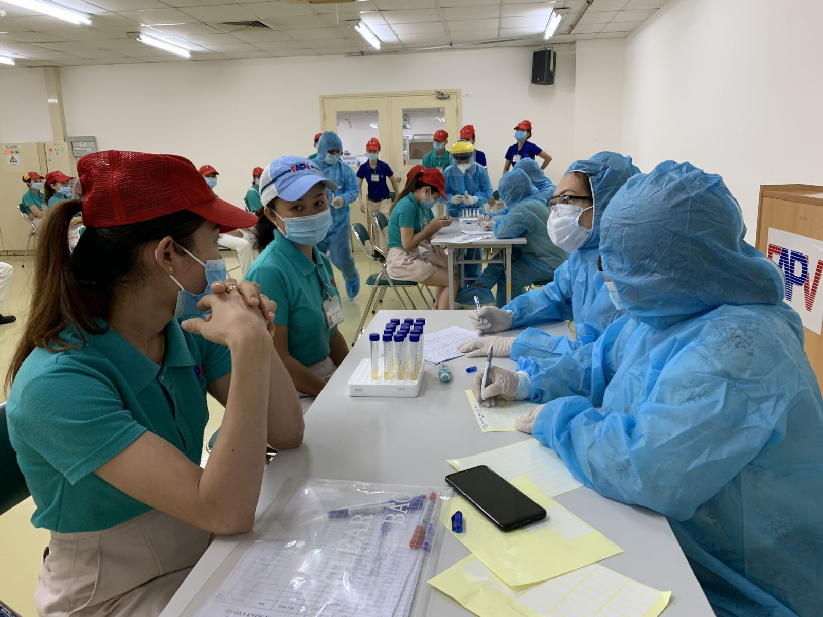 Xét nghiệm sàng lọc Covid-19 ngẫu nhiên cho công nhân tại KCX Tân Thuận (hiện đã tạm dừng hoạt động)