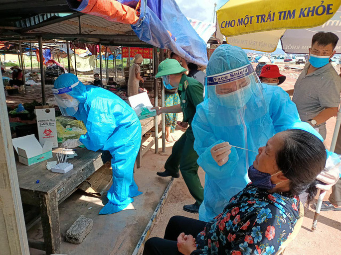 Cán bộ y tế lấy mẫu xét nghiệm cho người dân sinh sống tại xã Nghi Sơn.