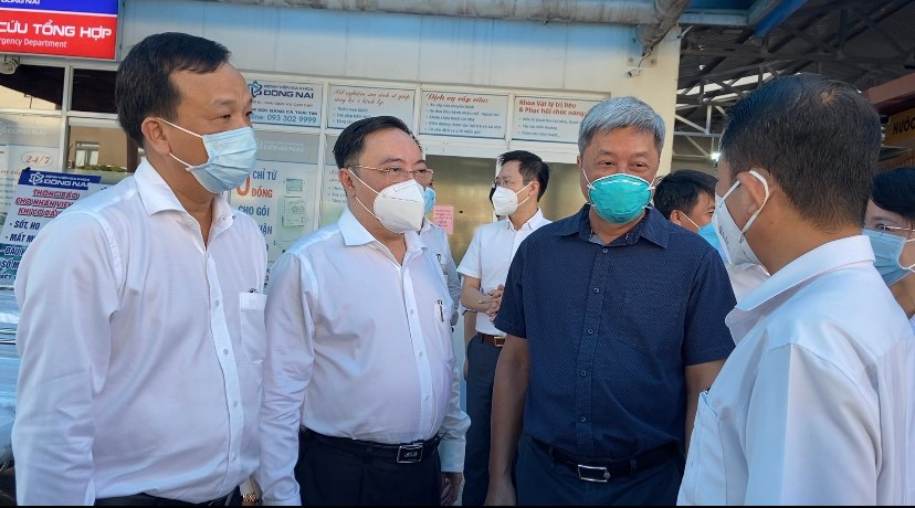 Giám đốc Sở Y tế Đồng Nai Phan Huy Anh Vũ (Thứ hai từ trái sang) trao đổi với lãnh đạo Bộ Y tế về công tác phòng chống dịch trên địa bàn.