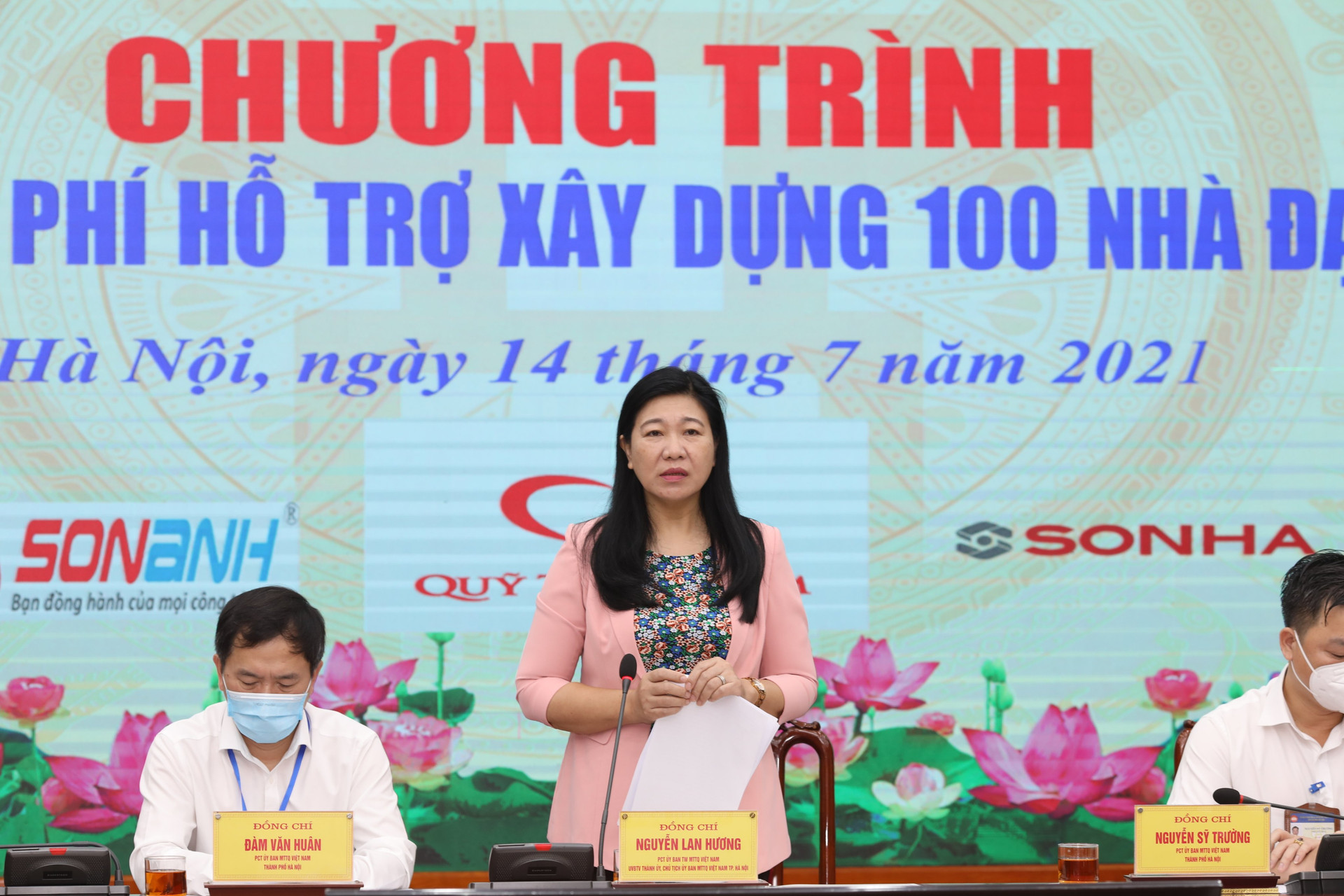 Bà Nguyễn Lan Hương, Chủ tịch Ủy ban MTTQ TP phát biểu tại hội nghị.