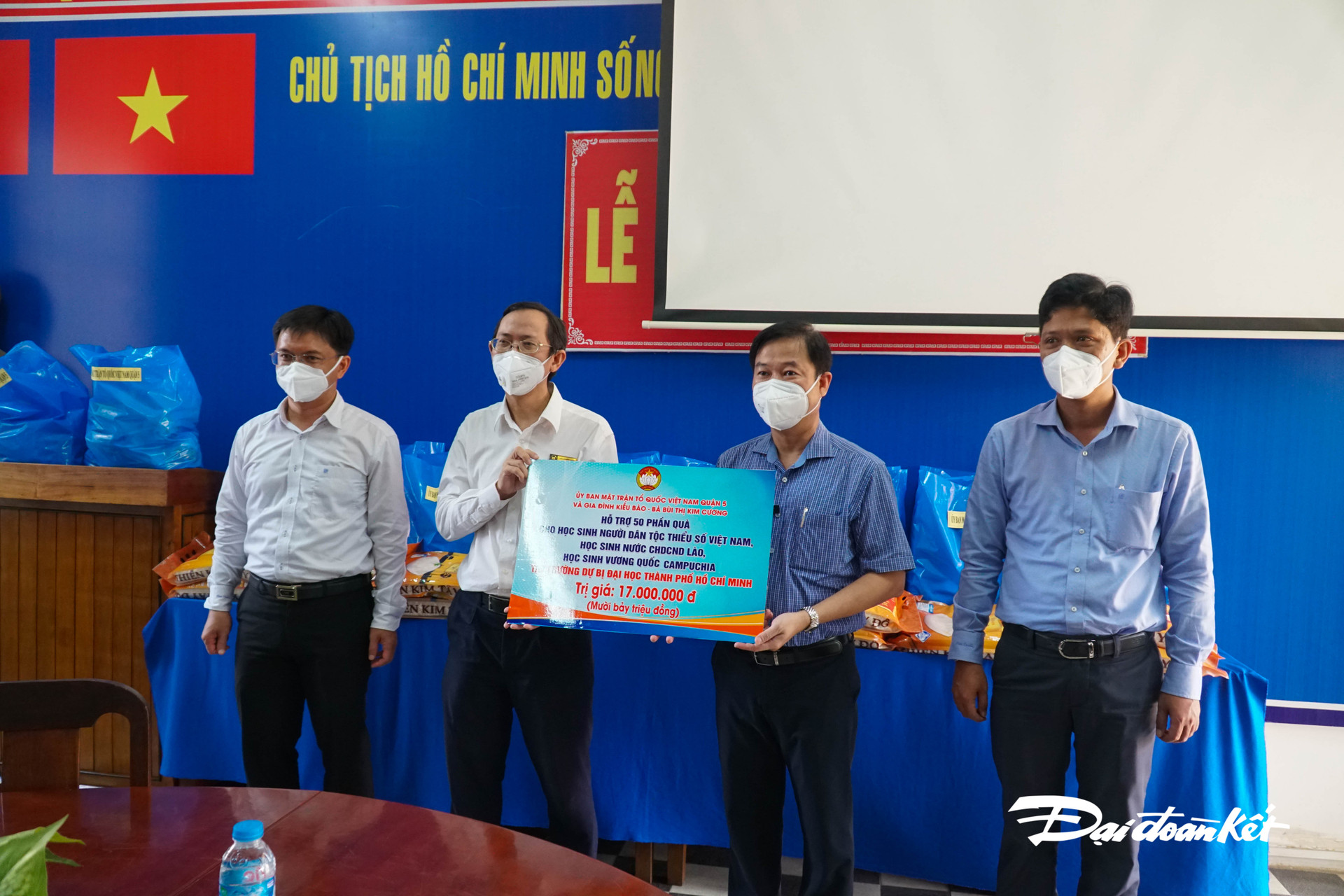 Ban Thường trực Ủy ban MTTQ Việt Nam Quận 5 đến thăm, động viên và tặng quà cho 50 bạn là sinh viên Lào, Campuchia, sinh viên dân tộc thiểu số đang học tập tại trường Dự bị Đại học TP HCM.