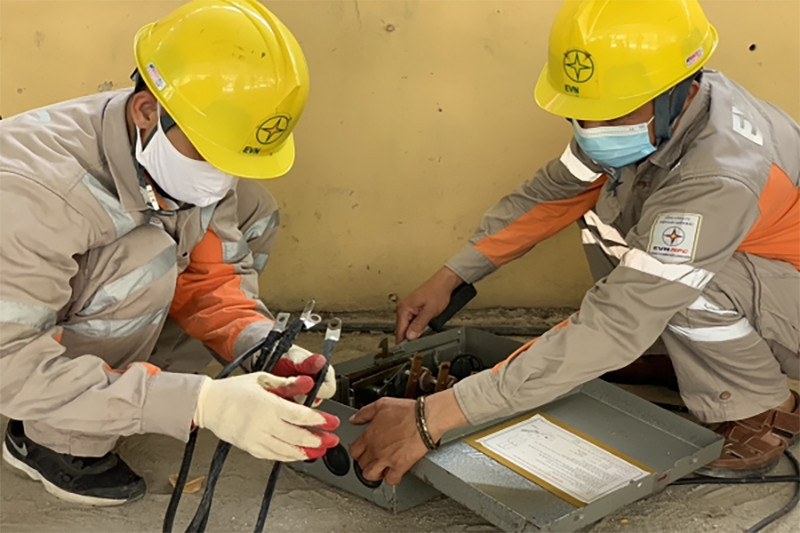 Cán bộ ký thuật của EVNNPC đảm bảo công tác cung cấp điện an toàn