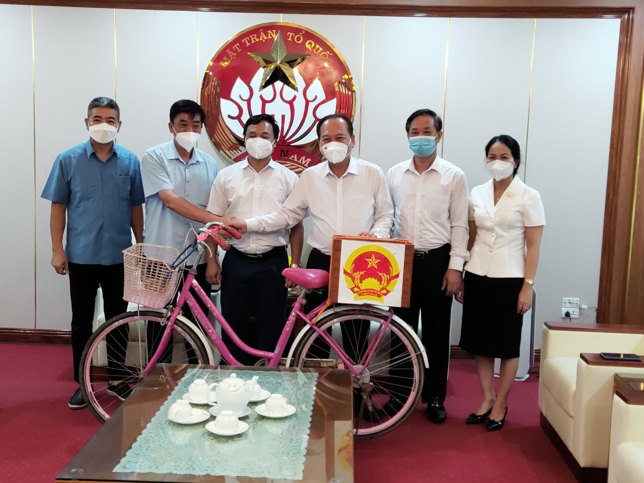 Lãnh đạo xã Tăng Tiến và huyện Việt Yên trao tặng xe đạp, hòm phiếu về MTTQ tỉnh để chuyển về  Ủy ban TƯ MTTQ Việt Nam làm kỷ vật bầu cử.