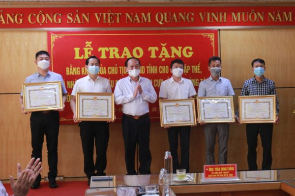 Chủ tịch Ủy ban MTTQ tỉnh Bắc Giang Trần Công Thắng tặng bằng khen cho các tập thể và cá nhân. 