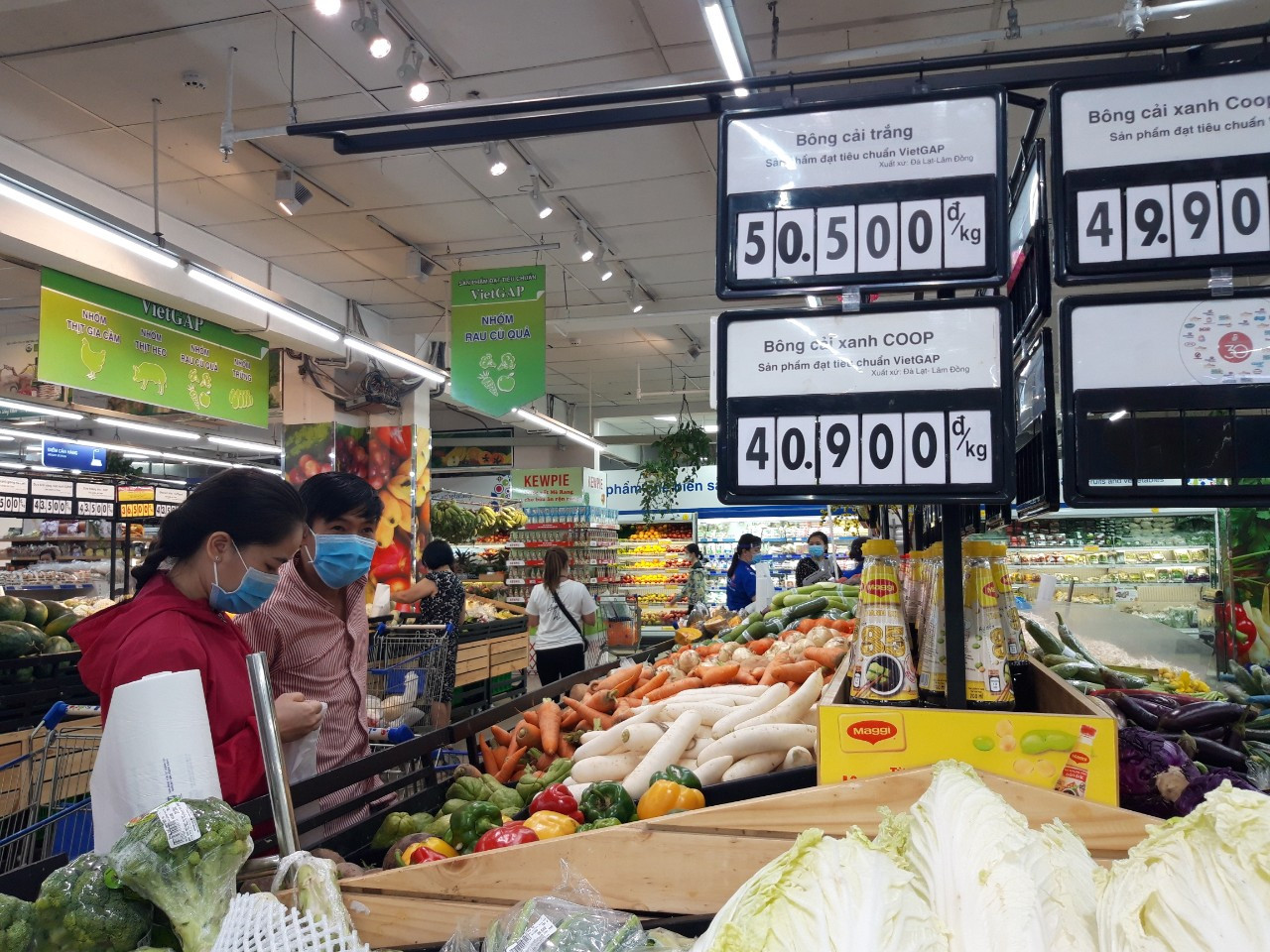 Nhiều người tìm đến siêu thị để mua thực phẩm với giá mềm hơn