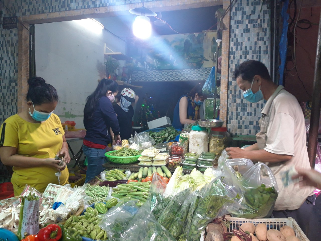 Giá rau củ quả tại chợ truyền thống những ngày qua tăng cao.