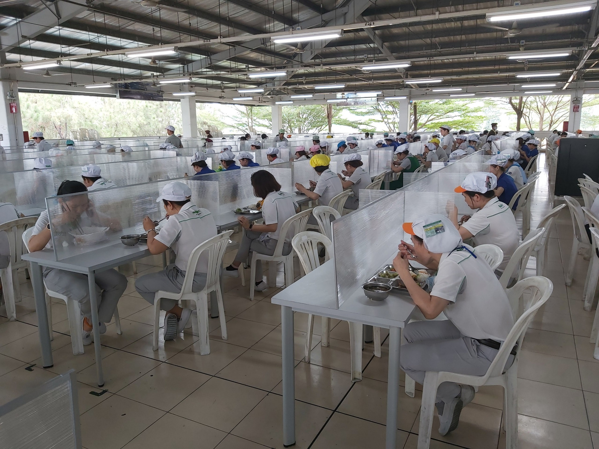 Nhiều doanh nghiệp tổ chức cho công nhân ở lại tại nhà xưởng.