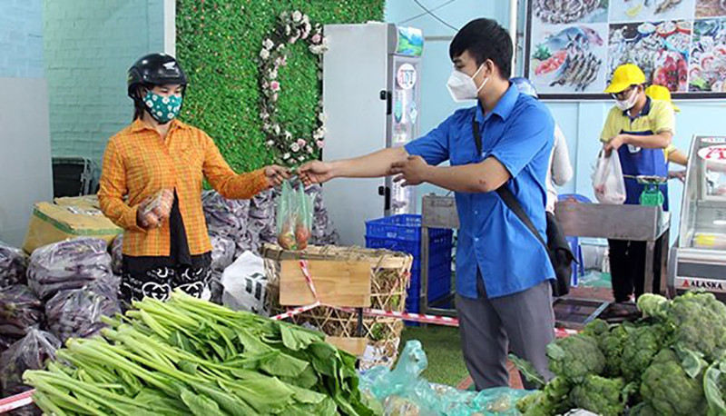 Người dân mua hàng tại điểm bán hàng bình ổn giá trên đường Võ Thị Sáu, TP Biên Hòa. Ảnh H.Q.
