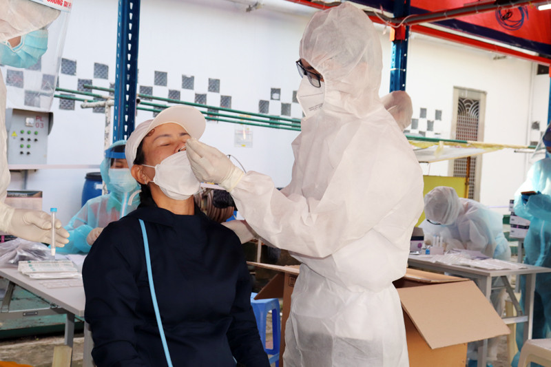 Trung tâm kiểm soát bệnh tật tỉnh Đồng Nai  lấy mẫu xét nghiệm cho người lao động Công ty PouChen. 