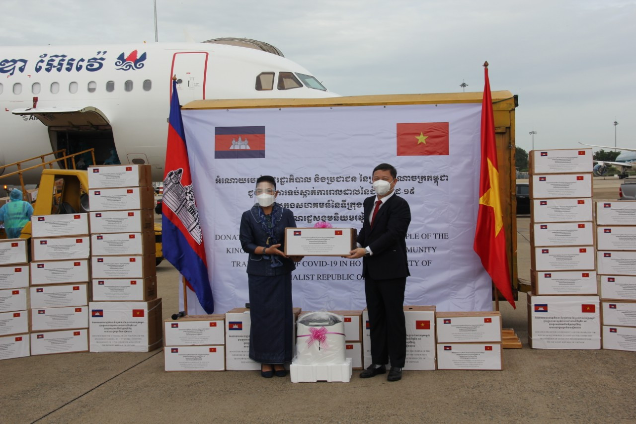 Lãnh đạo UBND TP HCM nhận hỗ trợ thiết bị y tế từ Vương quốc Campuchia.