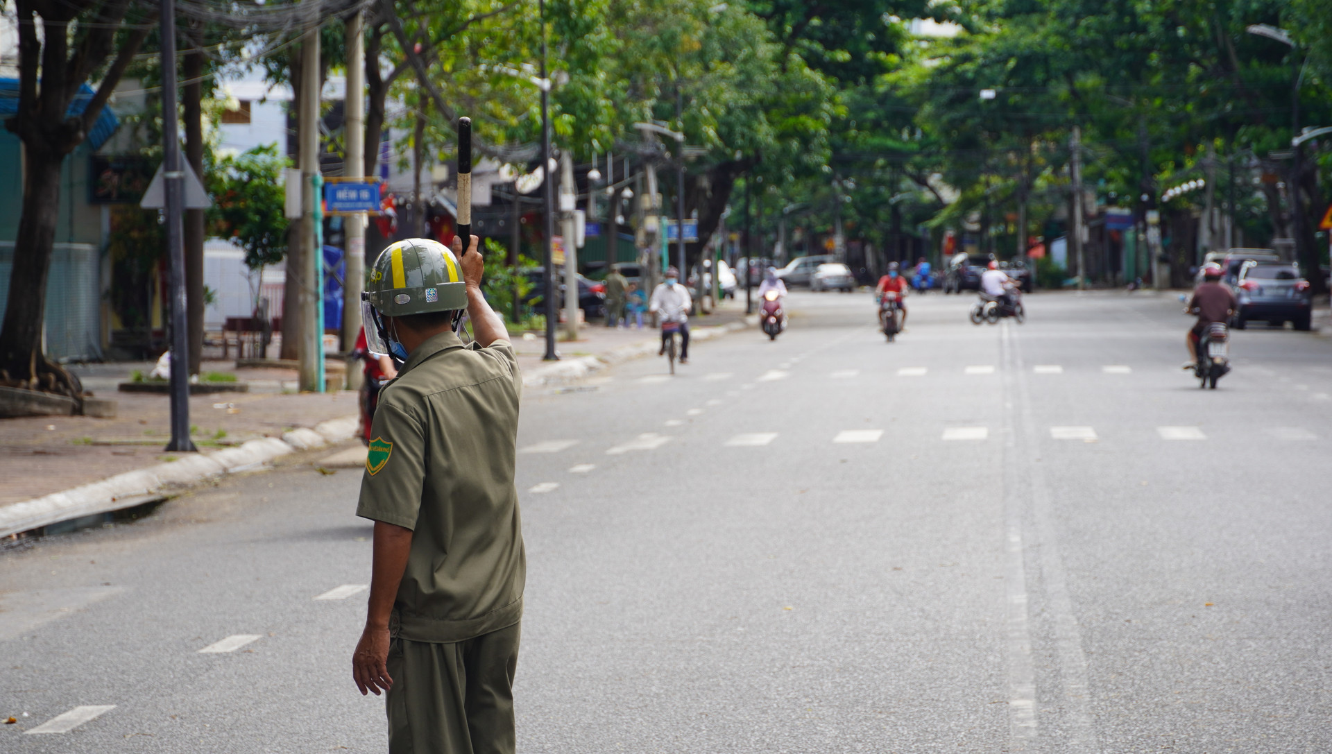 Lực lượng chức năng kiểm soát người dân lưu thông bằng xe gắn máy tại TP Vũng Tàu.