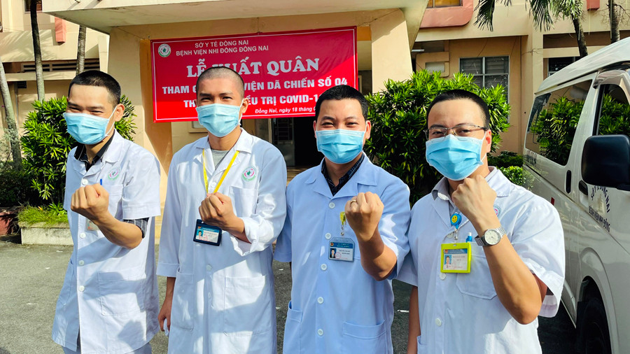 Các bác sĩ Bệnh viện Nhi đồng Đồng Nai bày tỏ quyết tâm trước khi về tham gia chiến đấu tại BV dã chiến số 4 thu dung điều trị Covid-19.