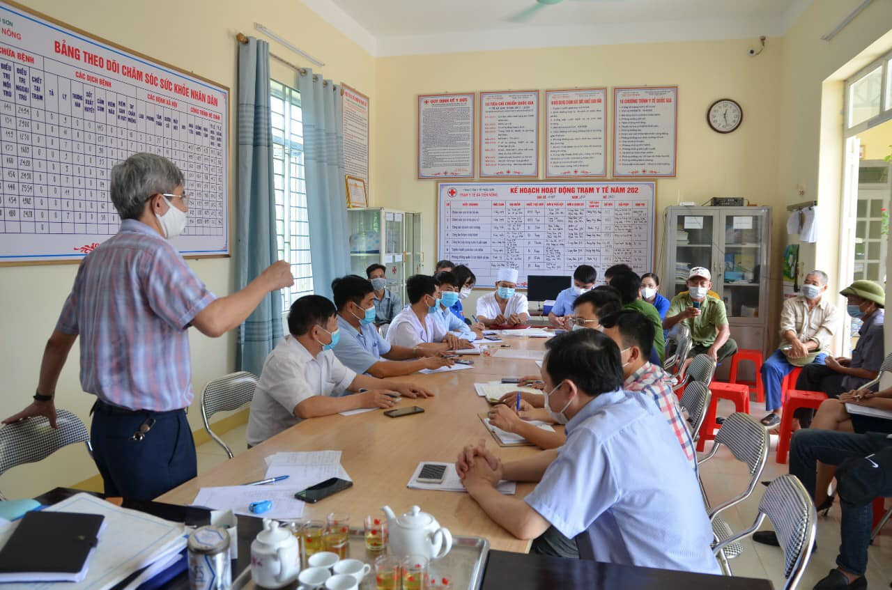 Ngành Y tế huyện Triệu Sơn họp khẩn sau khi ghi nhận ca mắc Covid-19.