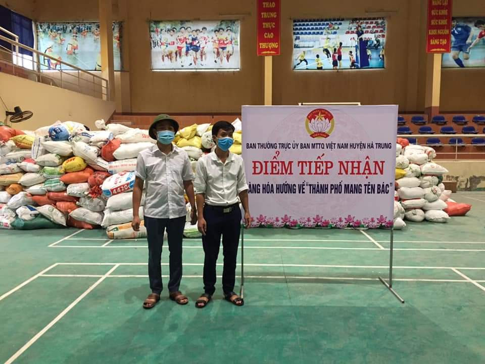 MTTQ huyện Hà Trung tiếp nhận đóng góp nhu yếu phẩm của người dân gửi tới TP Hồ Chí Minh.