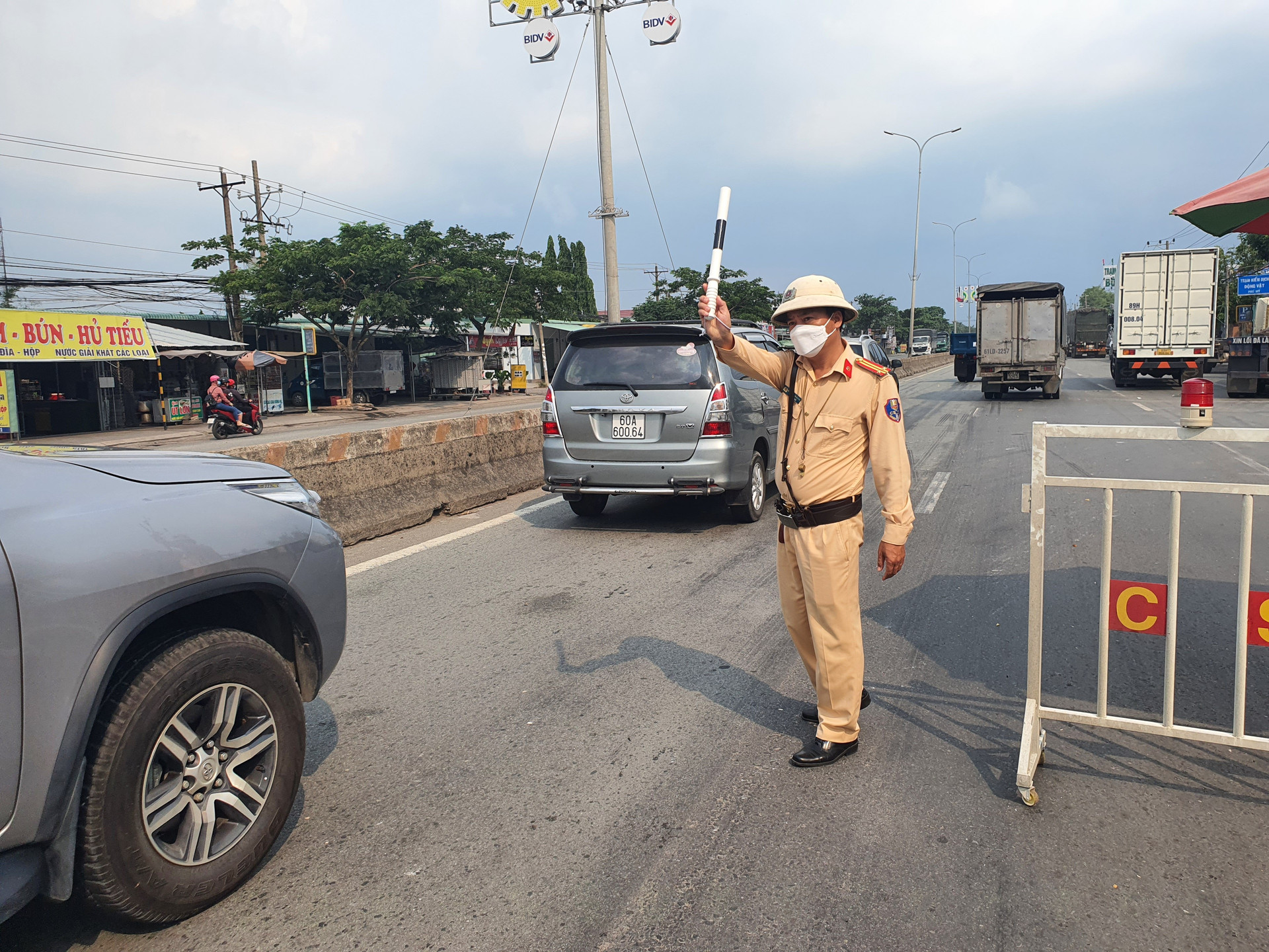 Lực lượng cảnh sát làm việc tại chốt kiểm tra, kiểm soát y tế trên quốc lộ 51