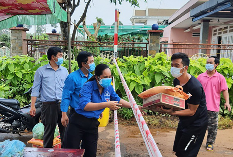 Trao quà cho hộ dân bị phong tỏa tại TP Biên Hòa.