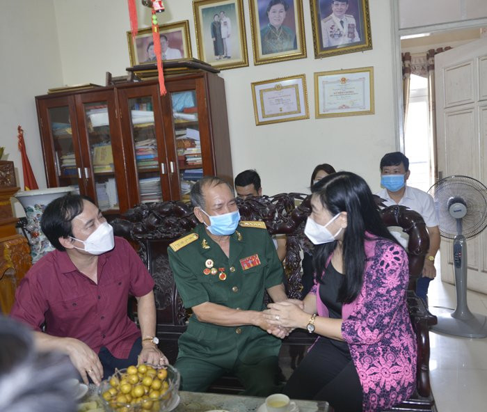 Chủ tịch Ủy ban MTTQ thành phố Nguyễn Lan Hương thăm tặng quà thương binh Phùng Bá Đam.