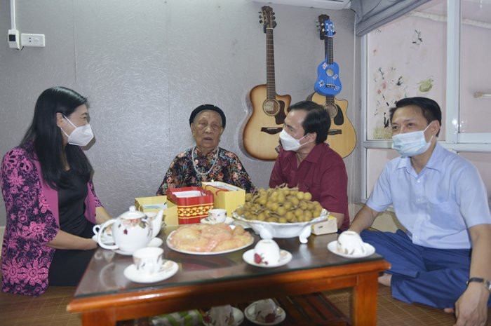 Chủ tịch Ủy ban MTTQ thành phố Nguyễn Lan Hương thăm tặng quà Mẹ Việt Nam anh hùng Công Thị Mùi.