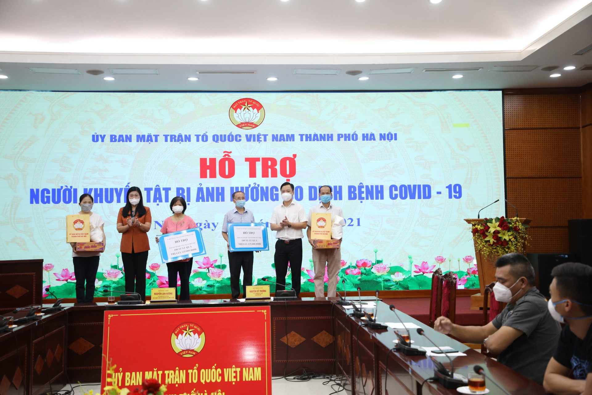 Bà Nguyễn Lan Hương trao hỗ trợ cho Hội Người mù và Hội Người khuyết tật thành phố. 