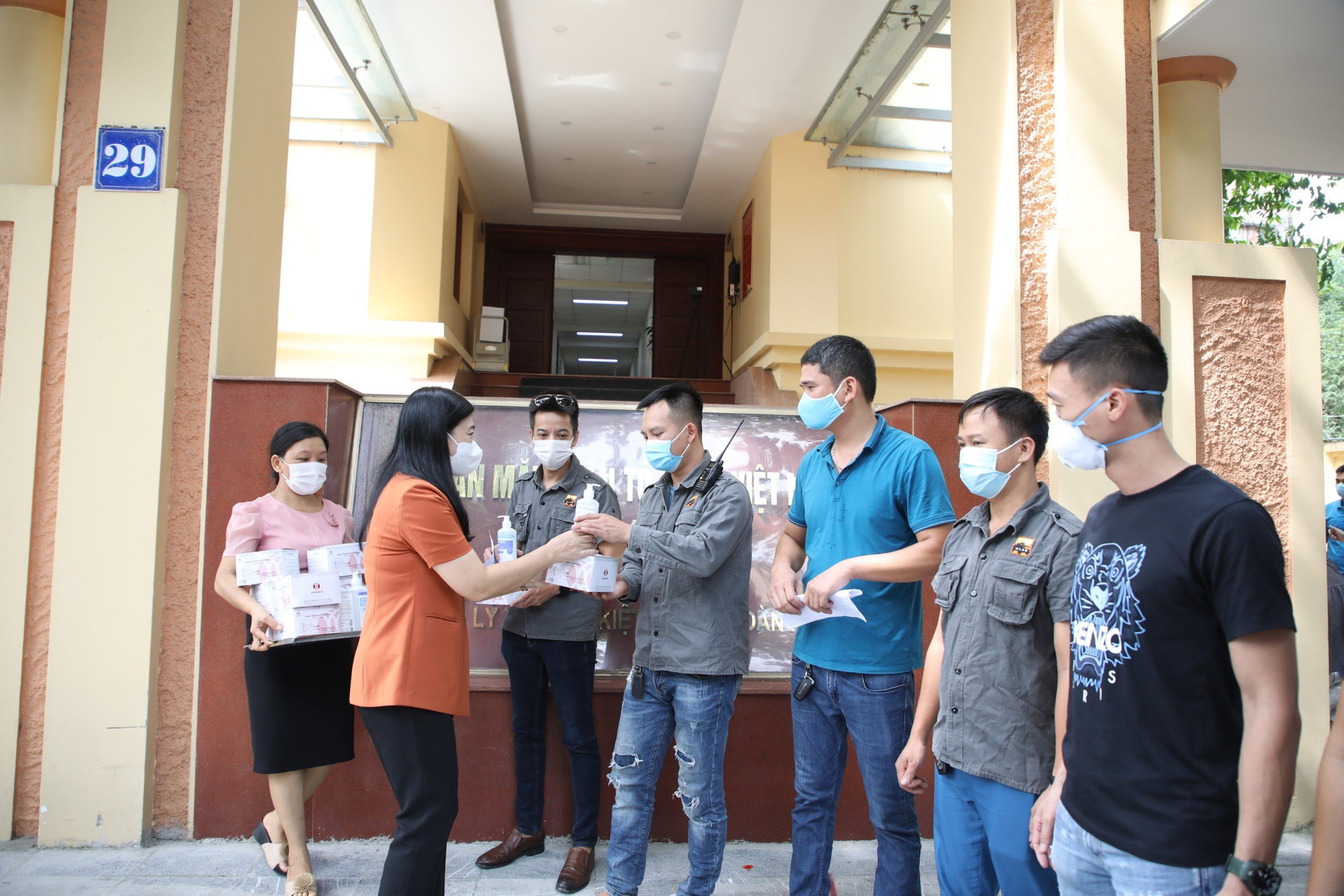 Ủy ban MTTQ thành phố Hà Nội tặng khẩu trang, nước sát khuẩn cho đội xe bán tải địa hình PVC Việt Nam.