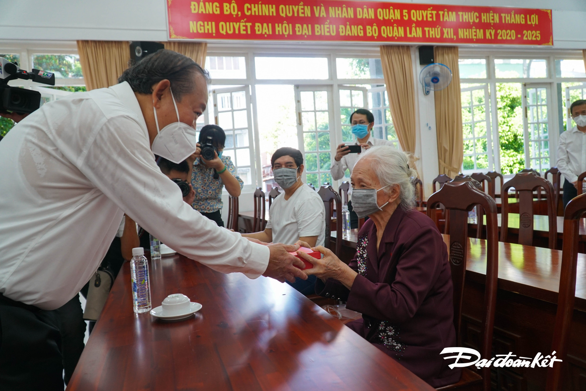 Phó Thủ tướng thường trực chính phủ Trương Hòa Bình ân cần tặng quà cho mẹ VNAH Võ Thị Tuội.