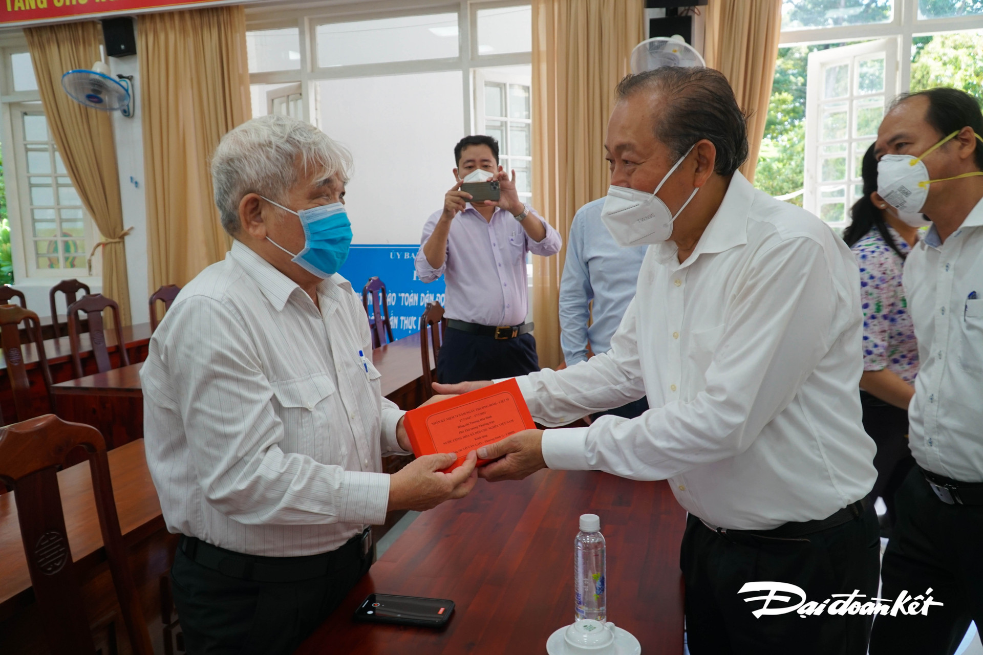 Phó Thủ tướng thường trực chính phủ Trương Hòa Bình ân cần tặng quà cho Thương binh Võ Văn Lao.