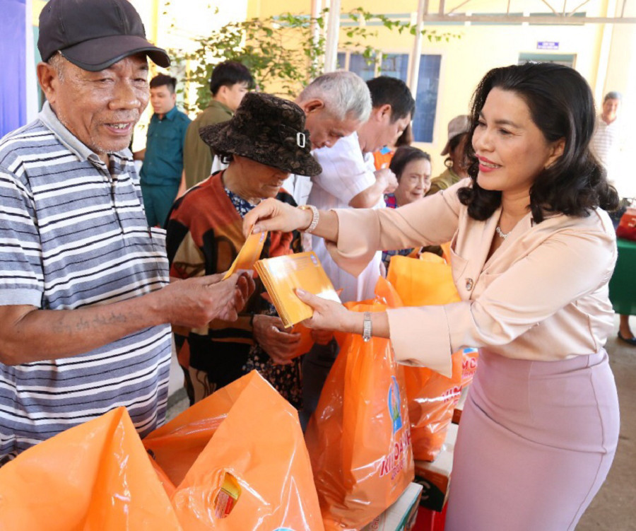 Bà Đặng Thị Kim Oanh,  Chủ tịch HĐQT Tập đoàn Kim Oanh, Chủ tịch Quỹ Kim Oanh trao quà cho bà con nghèo ở tỉnh Bình Phước và Đồng Nai.