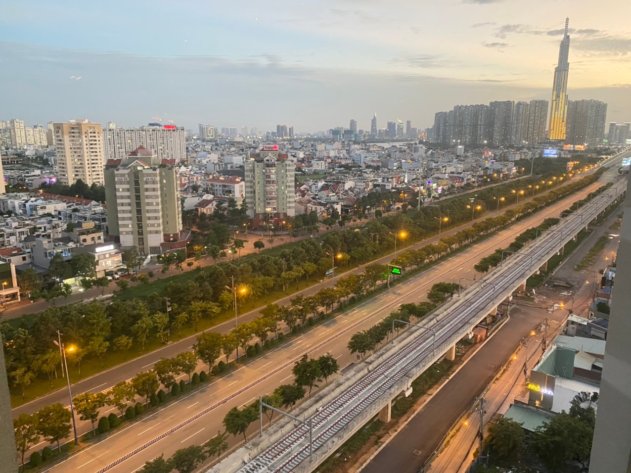Tuyến đường Xa lộ Hà Nội có vai trò kết nối 3 điểm tam giác kinh tế  là TP HCM – Biên Hoà – Bình Dương. Hằng ngày hàng hóa trung chuyển qua tuyến đường vô cùng lớn. Nhưng hôm nay chỉ lác đác vài chuyến xe.