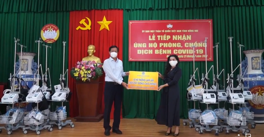 Bà Đặng Thị Kim Oanh, Chủ tịch HĐQT Tập đoàn Kim Oanh, Chủ tịch Quỹ Kim Oanh trao tặng trang thiết bị y tế cho tỉnh Đồng Nai phòng chống dịch Covid-19.