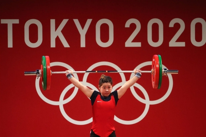 Hoàng Thị Duyên hoàn thành mức tạ 95 kg ở lần cử giật thứ 2