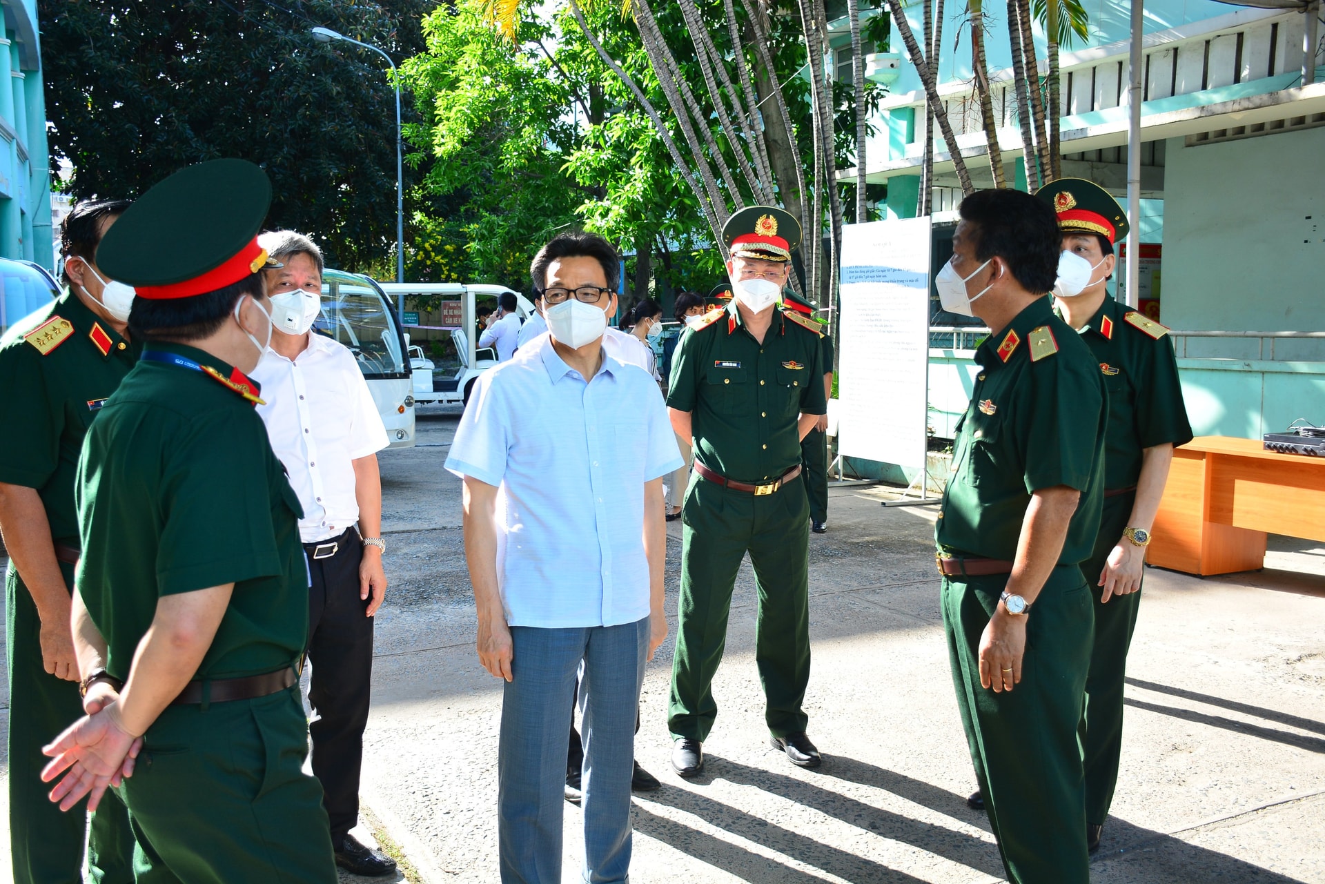 Phó Thủ tướng Vũ Đức Đam trao đổi về công tác phòng chống dịch.