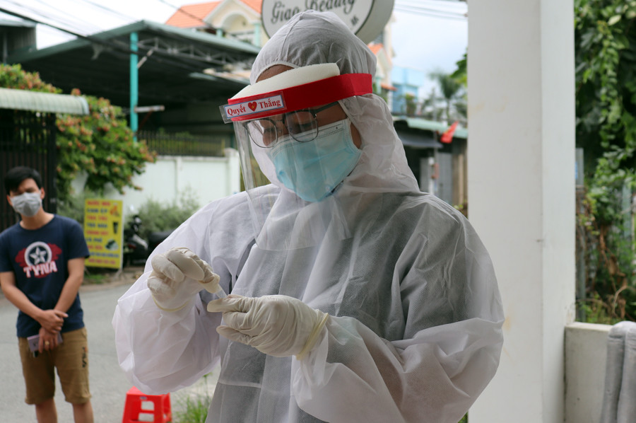 Nhân viên y tế CDC Đồng Nai chuẩn bị lấy mẫu cho người lao động tại phường Trảng Dài, TP Biên Hòa.