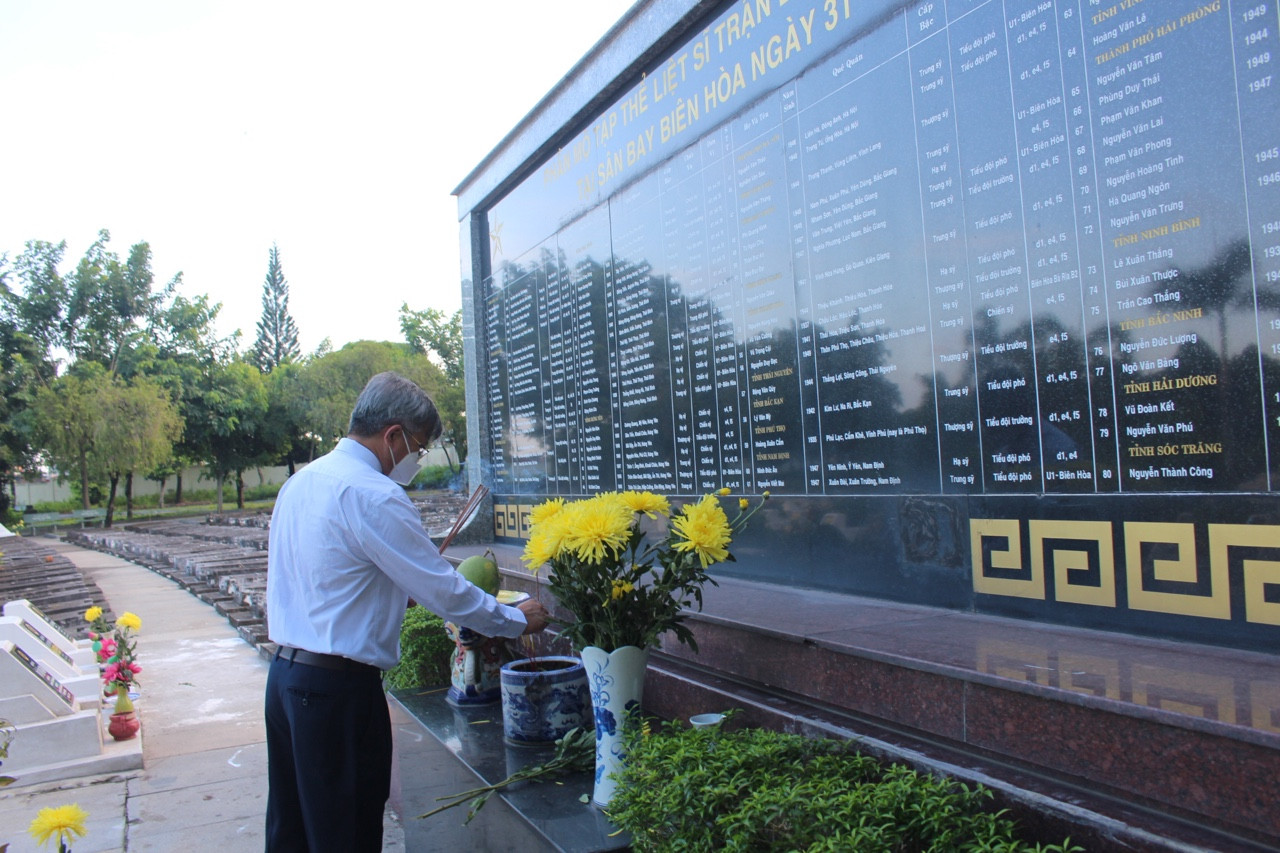 Chủ tịch UBND tỉnh Cao Tiến Dũng dâng hương tại Đài tưởng niệm liệt sĩ. 