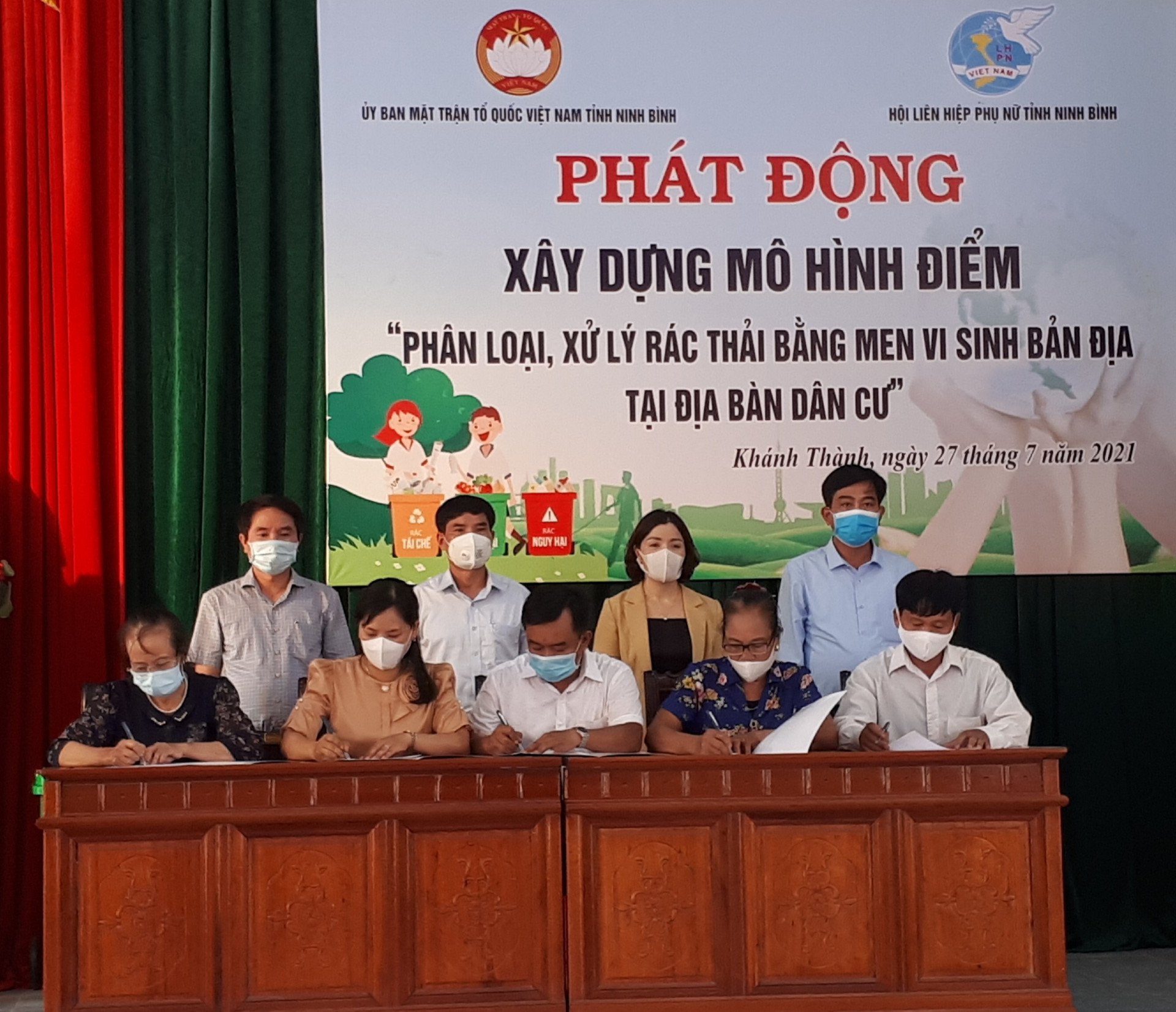 Ông Đỗ Việt Anh, Chủ tịch MTTQ tỉnh Ninh Bình chứng kiến lễ ký cam kết giữa các tổ chức hội và người dân xã Khánh Thành.