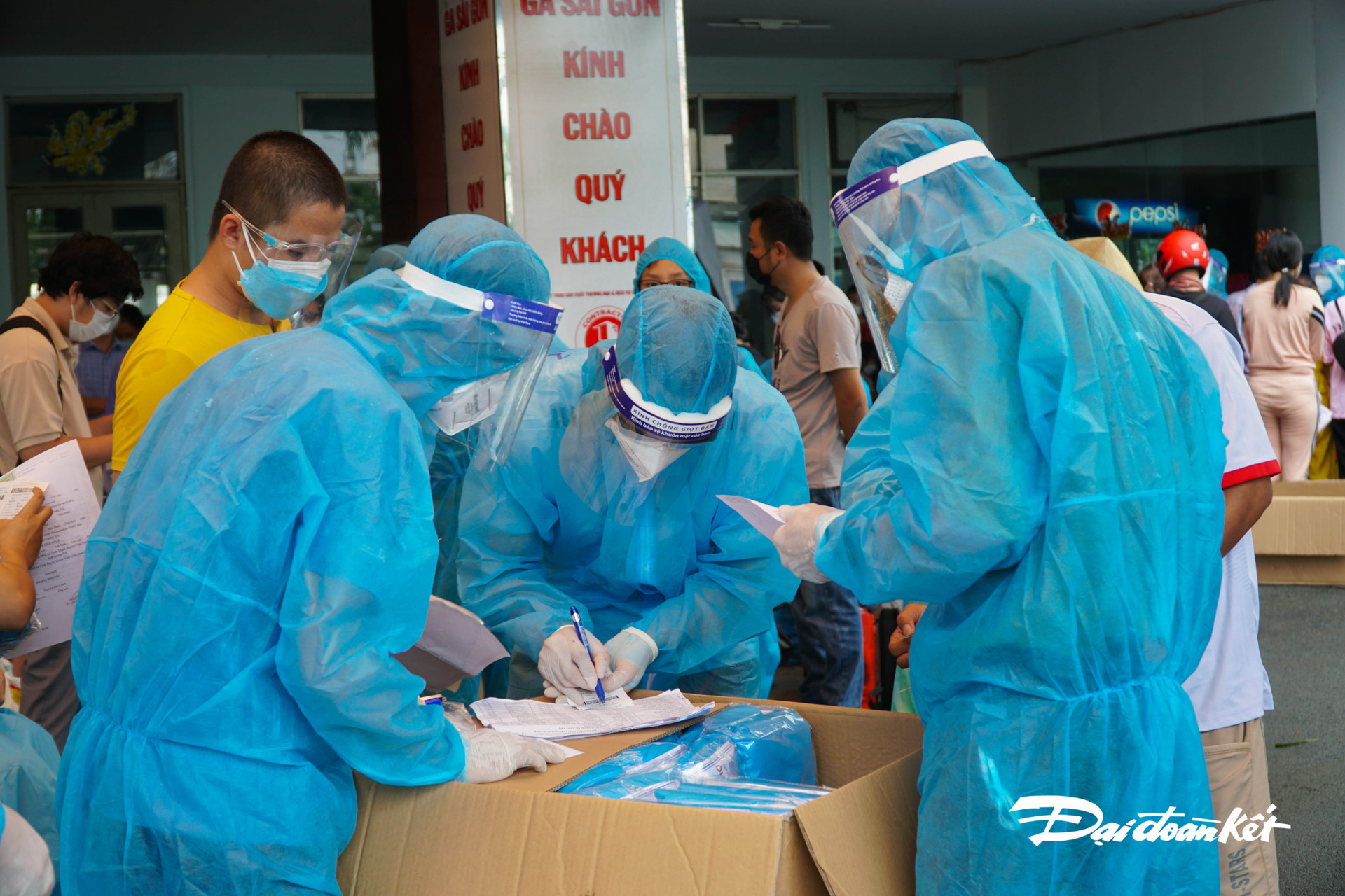 Thành viên đoàn công tác tỉnh Quảng Trị kiểm tra thông tin công dân trước khi vào ga.