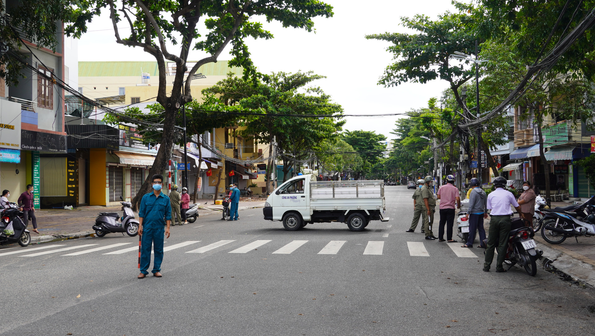 Lực lượng chức năng kiểm soát người dân lưu thông tại TP Vũng Tàu.