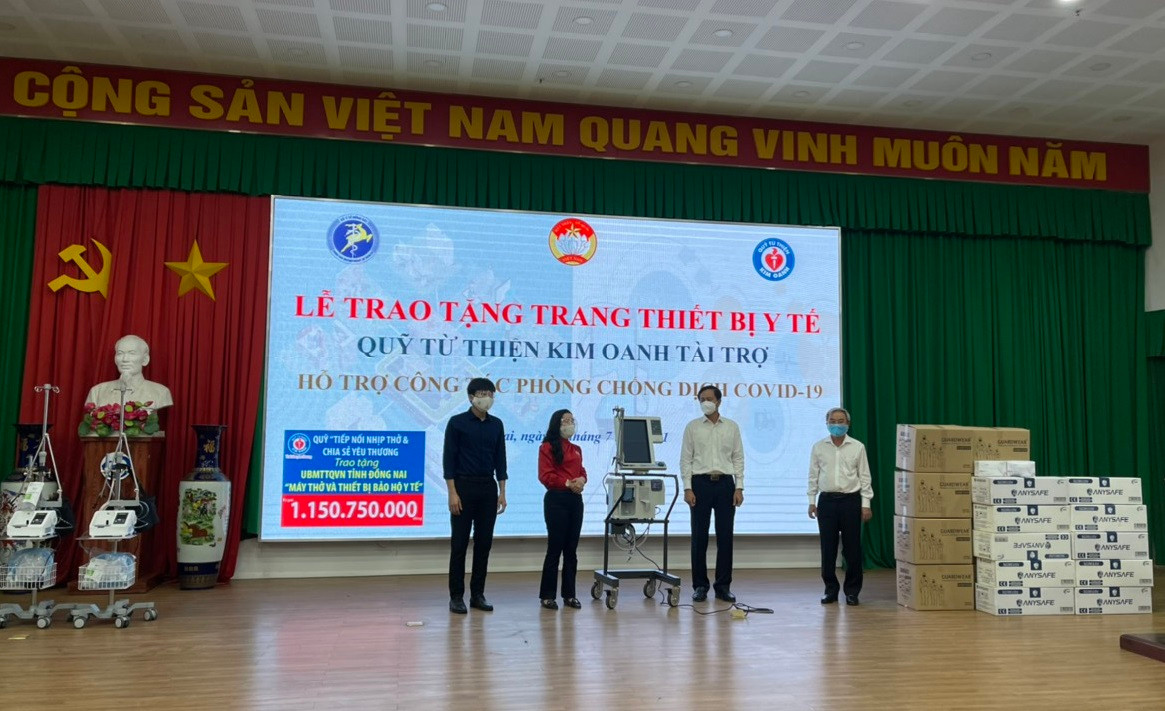 Đại diện Uỷ ban MTTQ Việt Nam tỉnh, Ngành Y tế Đồng Nai tiếp nhận vật tư y tế từ Quỹ từ thiện Kim Oanh.