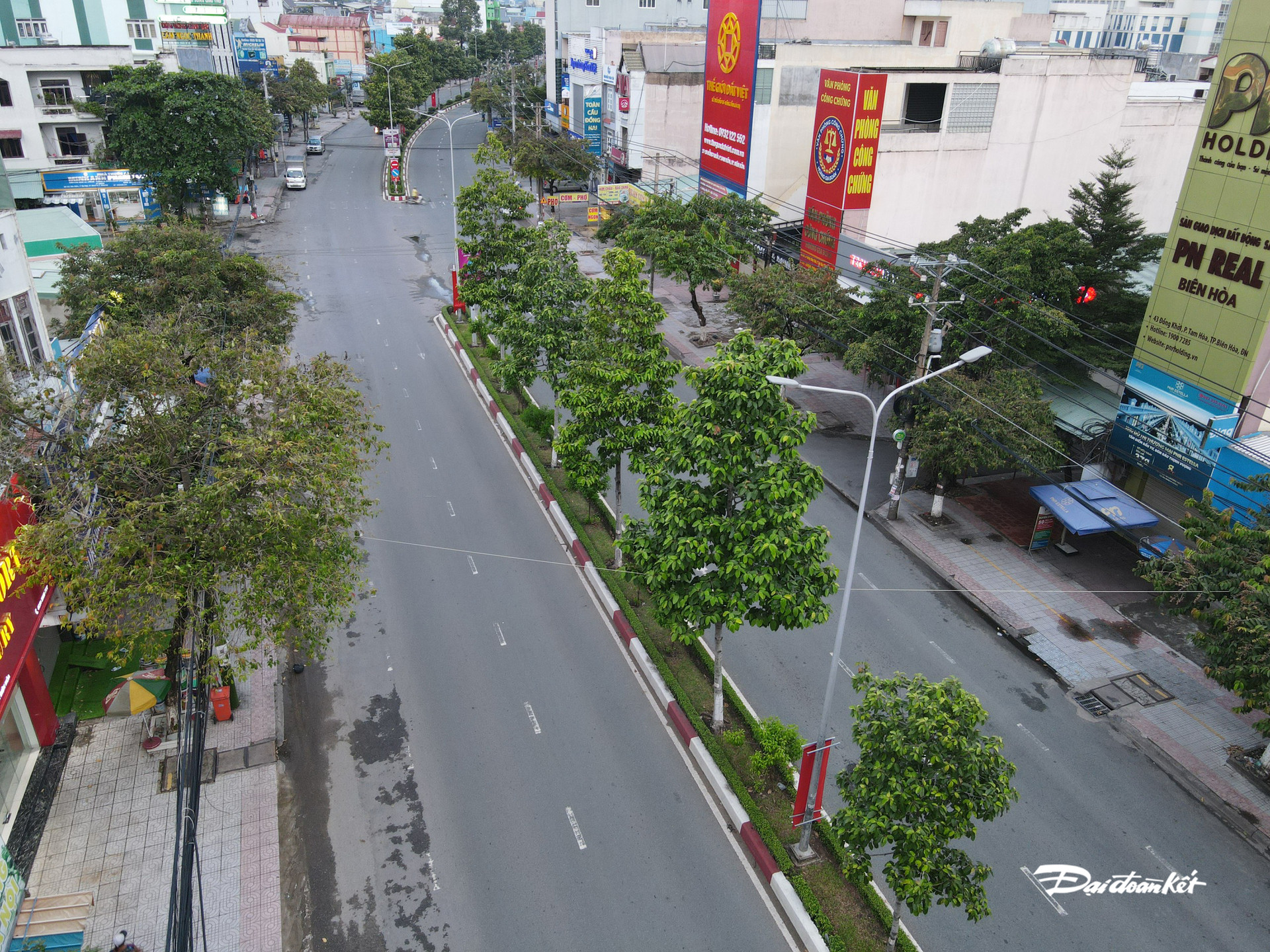 Đường Đồng Khởi, một trong những tuyến đường đẹp nhất TP Biên Hòa vắng bóng người, xe qua lại lúc 18h.