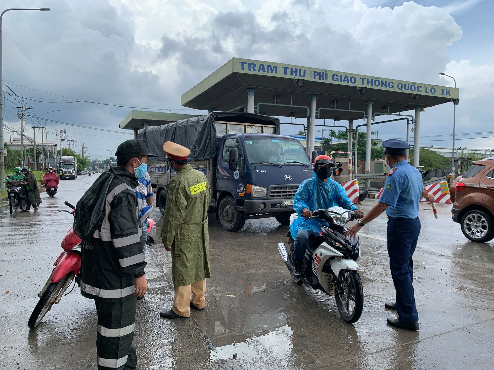 Lực lượng chức năng kiểm tra người dân tại chốt kiểm soát dịch bệnh Quốc lộ 1K, phường Hóa An, TP Biên Hòa.