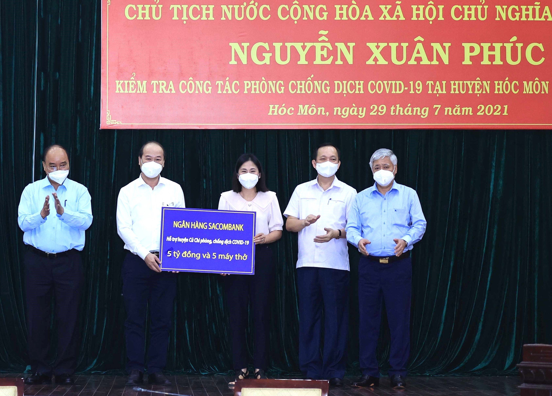 Chủ tịch nước Nguyễn Xuân Phúc và Chủ tịch Ủy ban Trung ương MTTQVN Đỗ Văn Chiến thay mặt đoàn trao tặng mỗi huyện 5 tỉ đồng và 5 máy thở từ nguồn hỗ trợ của doanh nghiệp.
