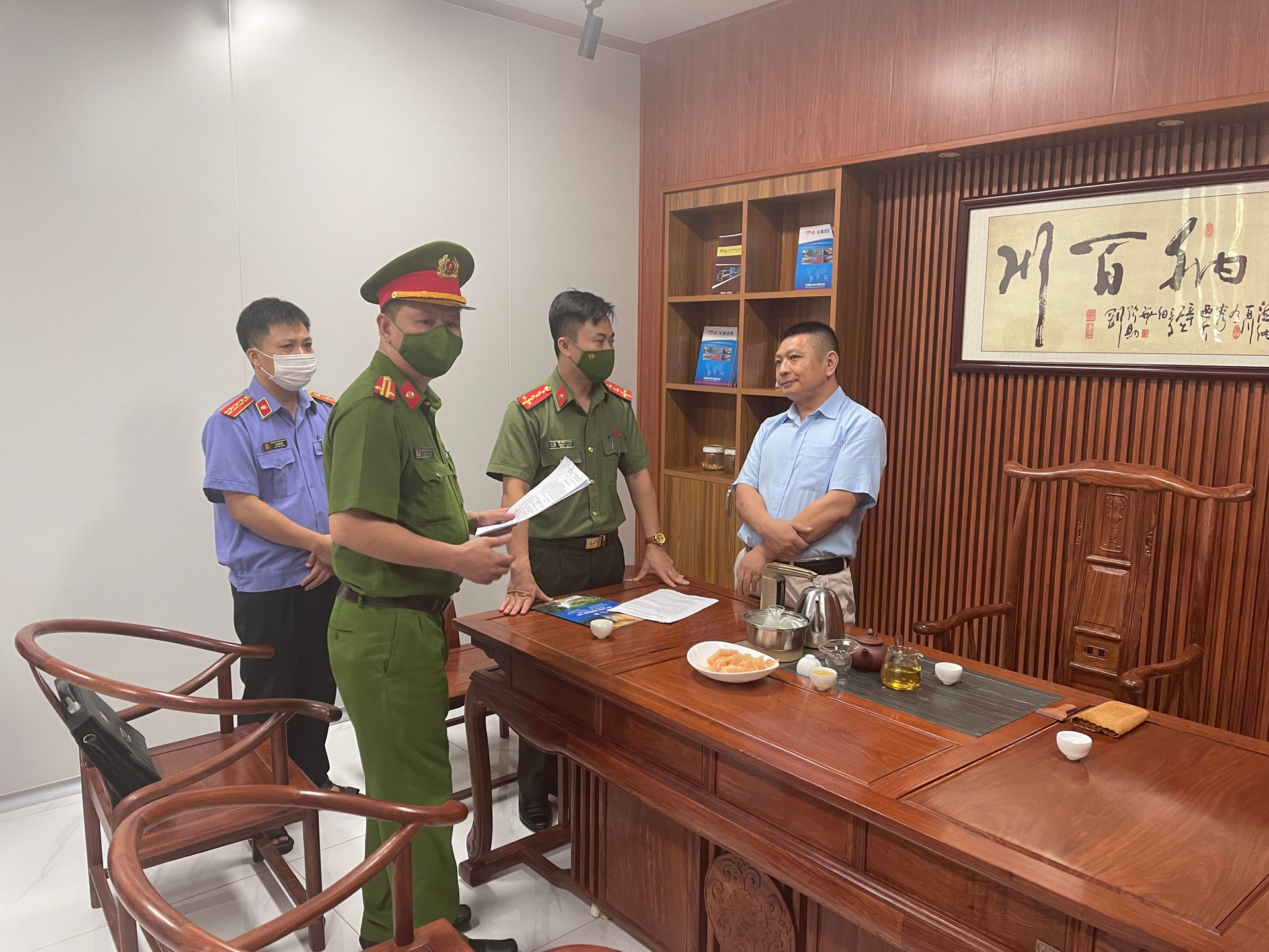 Công an đọc lệnh khởi tố, bắt tạm gia bị can người Trung Quốc.