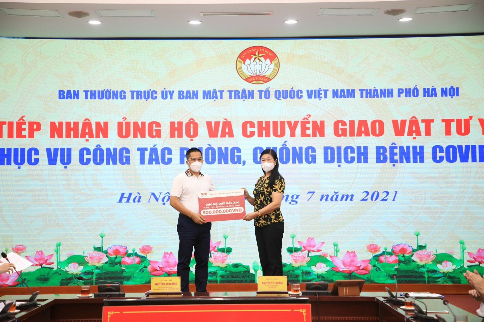 Bà Nguyễn Lan Hương tiếp nhận ủng hộ từ các đơn vị. 