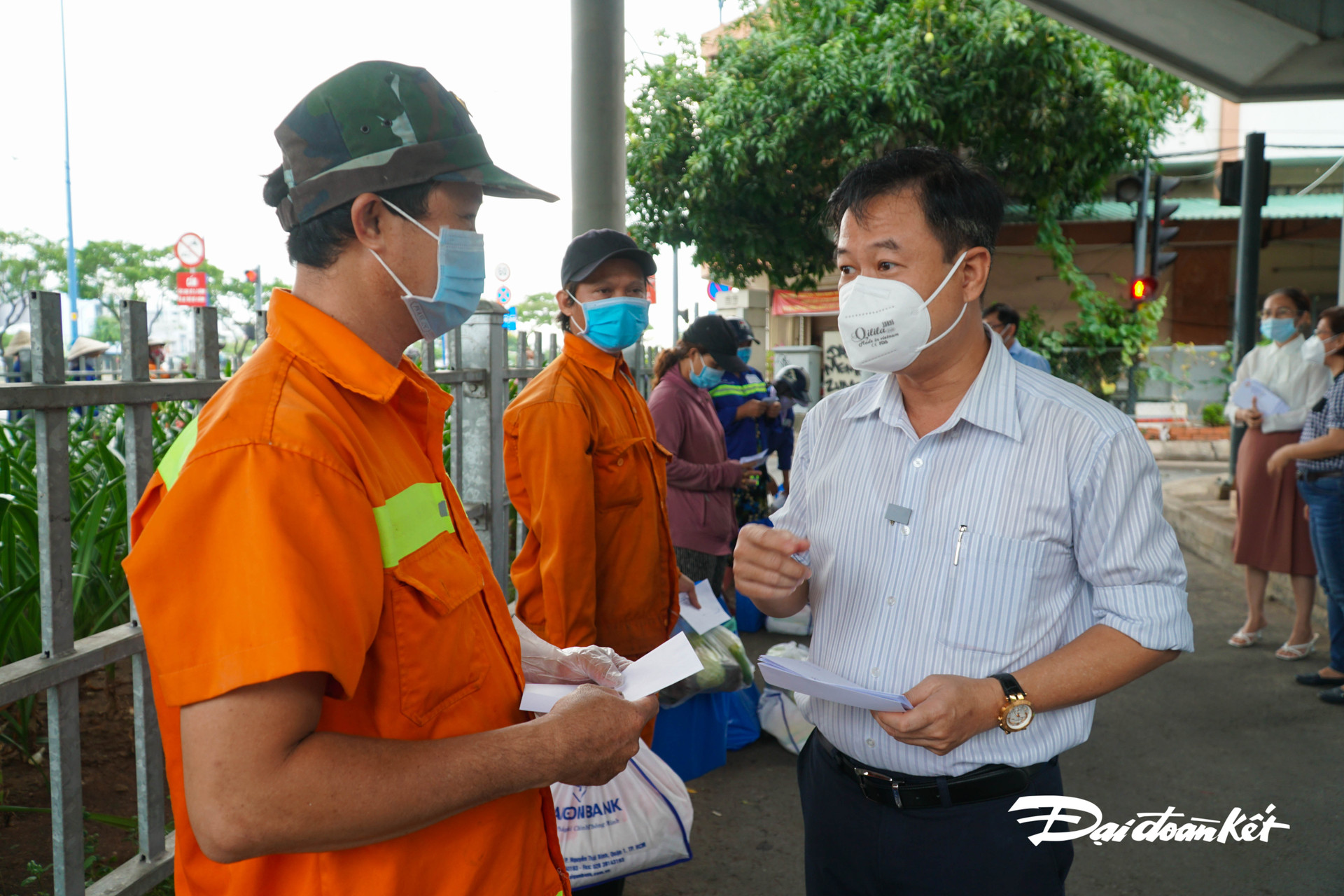 Ông Lê Tấn Tài – Chủ tịch Ủy ban MTTQ Việt Nam Quận 5 trao quà và động viên cho công nhân thu góm rác.