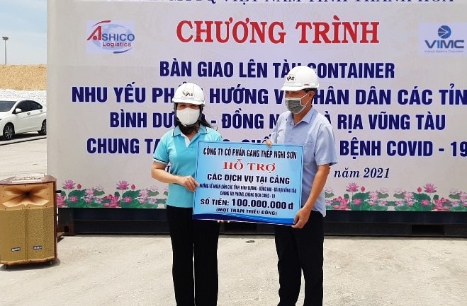 Bà Phạm Thị Thanh Thủy, Chủ tịch Ủy ban MTTQ tỉnh Thanh Hóa tiếp nhận số tiền ủng hộ từ các đơn vị.