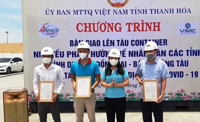 Chủ tịch MTTQ tỉnh Thanh Hóa tặng bằng khen cho các đơn vị đã hỗ trợ bốc xếp, vận chuyển hàng hóa.