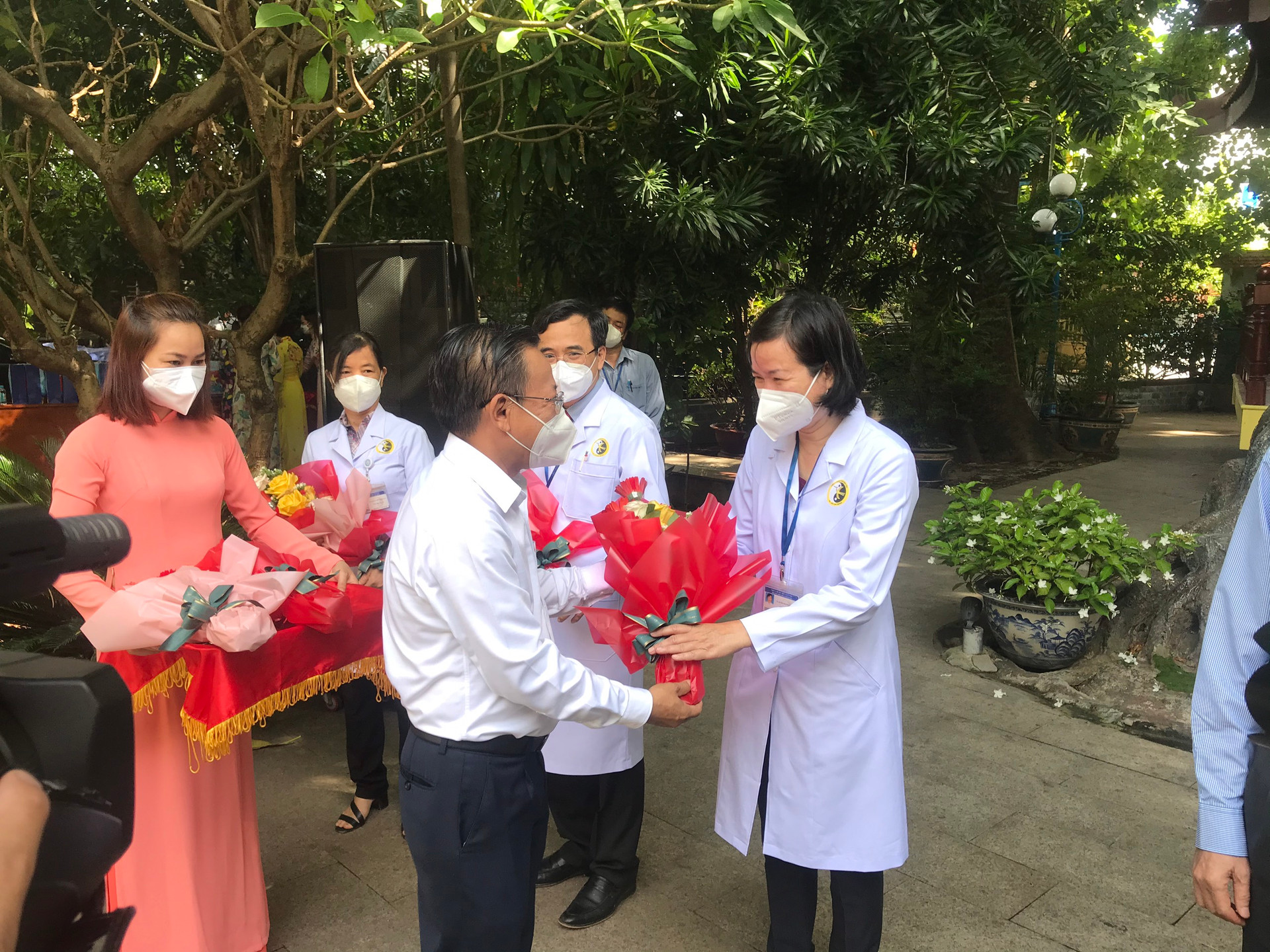 Lãnh đạo TPHCM tặng hoa động viên Hội Đông y TP HCM cùng tham gia chống dịch.