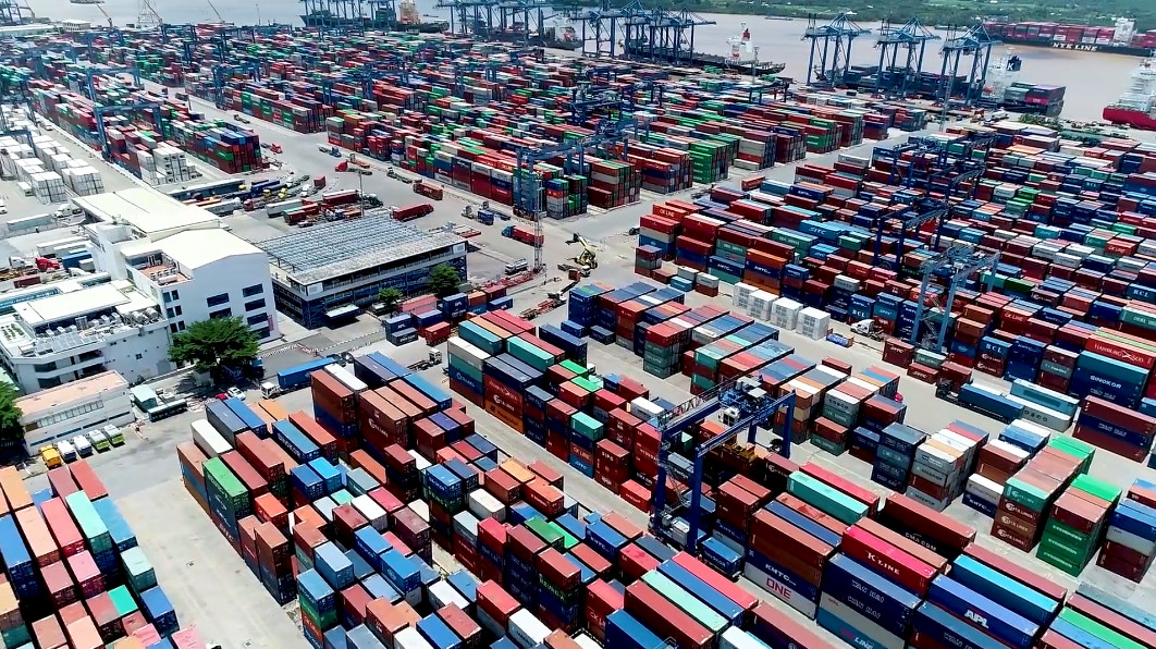 Số lượng container tồn ở cảng Cát Lái tăng cao.